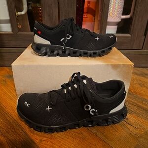 Womens On Cloud-cloud X3 Size 6.5 Black And White Retail $119